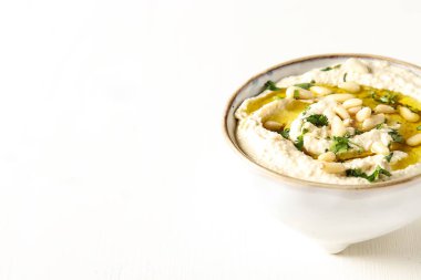 Vintage bir seramik kase otlar, zeytin yağı ile klasik humus. 