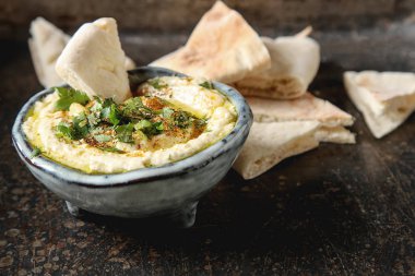 Otlar ile klasik Humus, zeytinyağı bir vintage seramik kase bir