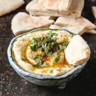 Otlar ile klasik Humus, zeytinyağı bir vintage seramik kase bir