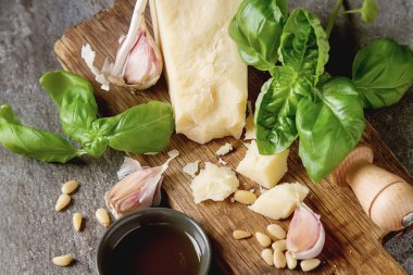 Bıçak taze yeşil fesleğen, zeytin yağı ile İtalyan parmesan peyniri,