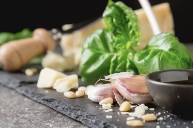 Bıçak taze yeşil fesleğen, zeytin yağı ile İtalyan parmesan peyniri,