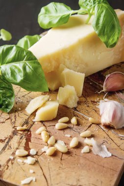 Bıçak taze yeşil fesleğen, zeytin yağı ile İtalyan parmesan peyniri,