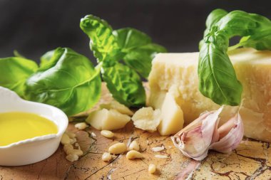 Bıçak taze yeşil fesleğen, zeytin yağı ile İtalyan parmesan peyniri,