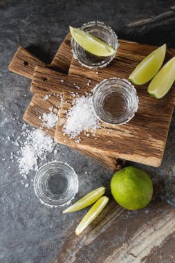 Tekila kireç ve deniz ile gümüş tuz. Koyu arka plan. Selectiv