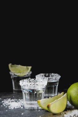 Tekila kireç ve deniz ile gümüş tuz. Koyu arka plan. Selectiv