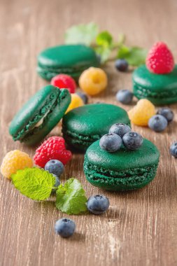 Geleneksel Fransız tatlılar. Nane, beyaz ile yeşil bir makorunas bir