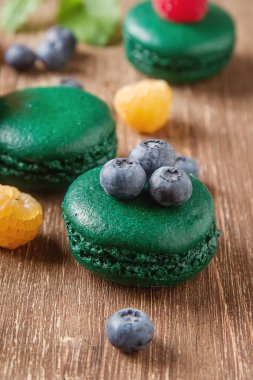 Geleneksel Fransız tatlılar. Nane, beyaz ile yeşil bir makorunas bir