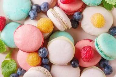 Geleneksel Fransız tatlılar. Nane ile çeşitli renkli macaroons