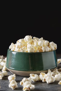 Bir bardak tuzlu patlamış mısır. Koyu arka plan. Seçici odak. Hızlı 