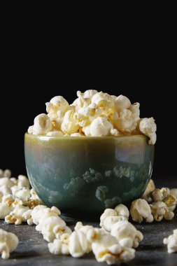 Bir bardak tuzlu patlamış mısır. Koyu arka plan. Seçici odak. Hızlı 