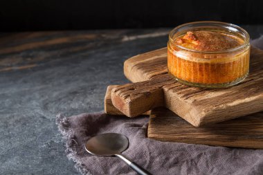 Fransız pişmiş peynirli sufle yakın çekim bir tablo. Koyu arka plan