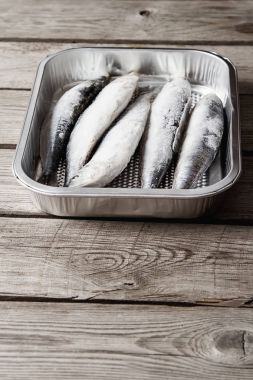 Donmuş sardalye. Cornish. Bbg. koyu ahşap backgro ve ızgara için