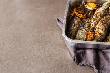 Cornish sardalye. Izgara ve Bbg. koyu arka planı için.