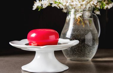 Moda mousse kek sprin ile dekore edilmiş bir ayna sır ile