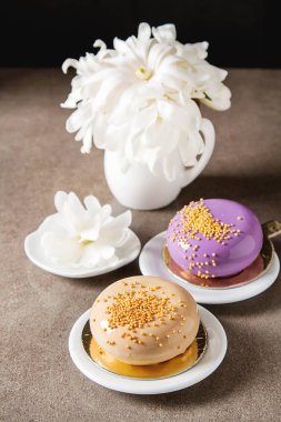 Moda mousse kek sprin ile dekore edilmiş bir ayna sır ile