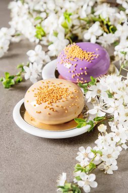 Moda mousse kek sprin ile dekore edilmiş bir ayna sır ile