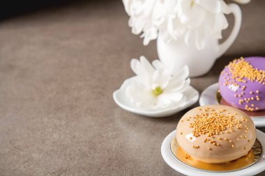 Moda mousse kek sprin ile dekore edilmiş bir ayna sır ile