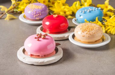 Moda mousse kek sprin ile dekore edilmiş bir ayna sır ile