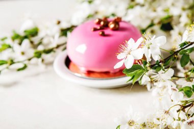 Moda mousse kek sprin ile dekore edilmiş bir ayna sır ile