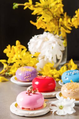 Moda mousse kek sprin ile dekore edilmiş bir ayna sır ile