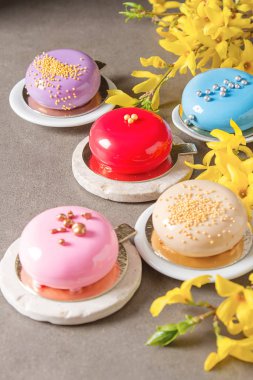 Moda mousse kek sprin ile dekore edilmiş bir ayna sır ile