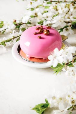 Moda mousse kek sprin ile dekore edilmiş bir ayna sır ile