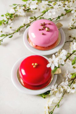 Moda mousse kek sprin ile dekore edilmiş bir ayna sır ile