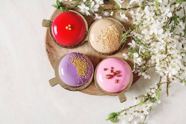 Moda mousse kek sprin ile dekore edilmiş bir ayna sır ile