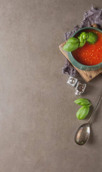 Sopa de tomate italiana tradicional gazpacho con albahaca. Backgr oscuro —  Fotos de Stock