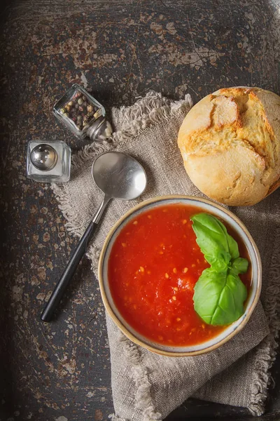 Geleneksel İtalyan domates çorbası gaspaço fesleğen ile. Karanlık backgr