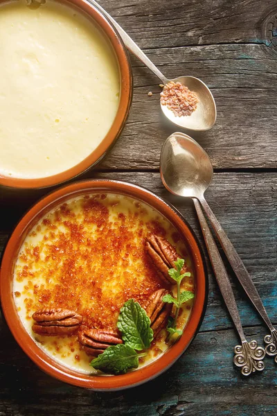 Treditsiozny Fransız tatlı. Ev yapımı Creme brulee karamel ile 