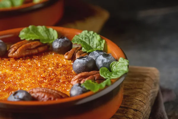 Treditsiozny Fransız tatlı. Ev yapımı Creme brulee karamel ile 