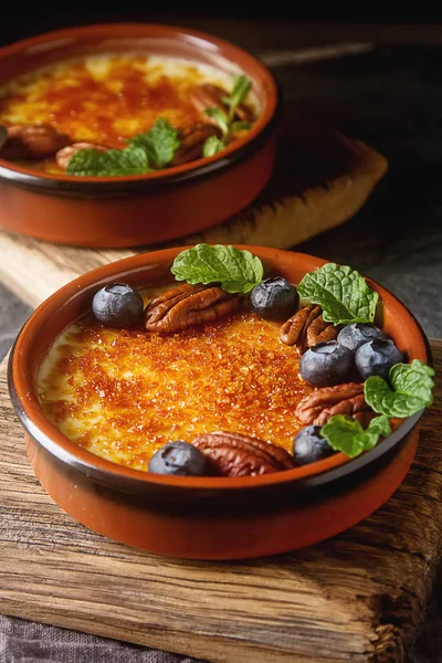 Treditsiozny Fransız tatlı. Ev yapımı Creme brulee karamel ile 