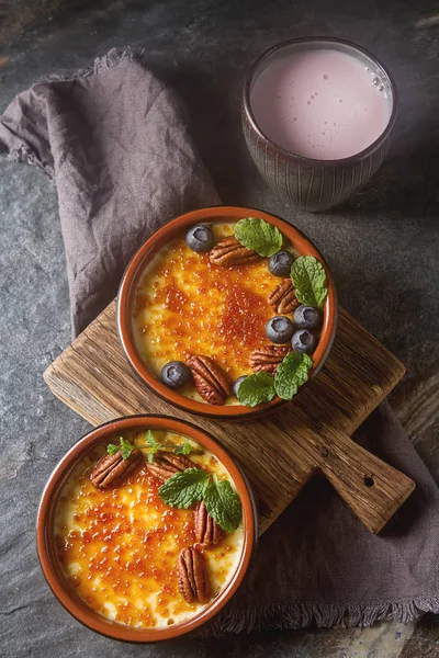 Treditsiozny francuski deser. W domu Creme brulee Karmel z — Zdjęcie stockowe