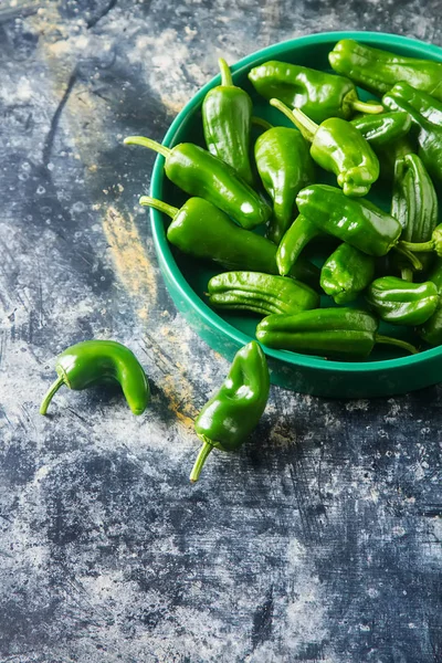 Poivrons verts et frais jalapeno. Nourriture mexicaine épicée. Foncé backgrou — Photo