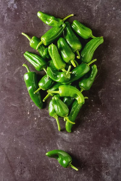 Poivrons verts et frais jalapeno. Nourriture mexicaine épicée. Foncé backgrou — Photo