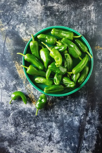 Poivrons verts et frais jalapeno. Nourriture mexicaine épicée. Foncé backgrou — Photo