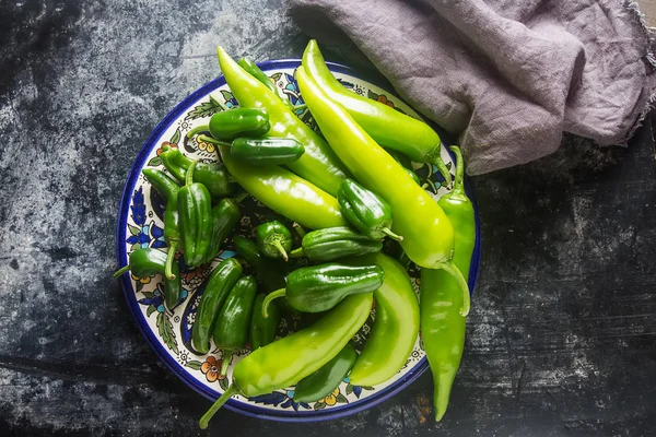 Yeşil, taze jalapeno biber. Baharatlı Meksika yemeği. Karanlık backgrou