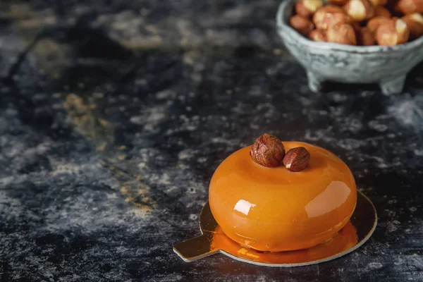 Trendy mousse kek ayna sır ile dekore edilmiştir. Koyu arka plan.