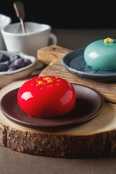 Trendy mousse kek ayna sır ile dekore edilmiştir. Koyu arka plan.