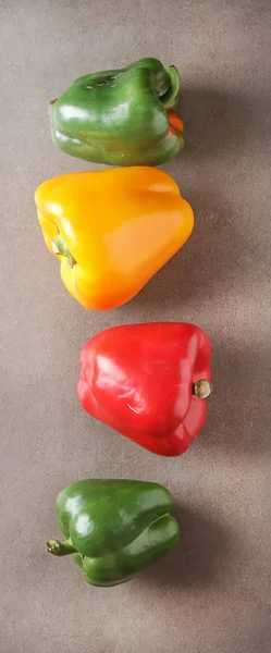 Verse zoete groenten rode, gele, groene paprika's. Donkere CHTERGRO — Stockfoto