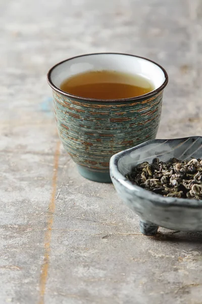 Фарфоровая китайская чашка, стальная чайная ложка. Black, green, puerh, ool — стоковое фото