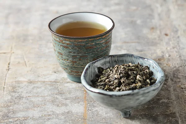 Фарфоровая китайская чашка, стальная чайная ложка. Black, green, puerh, ool — стоковое фото