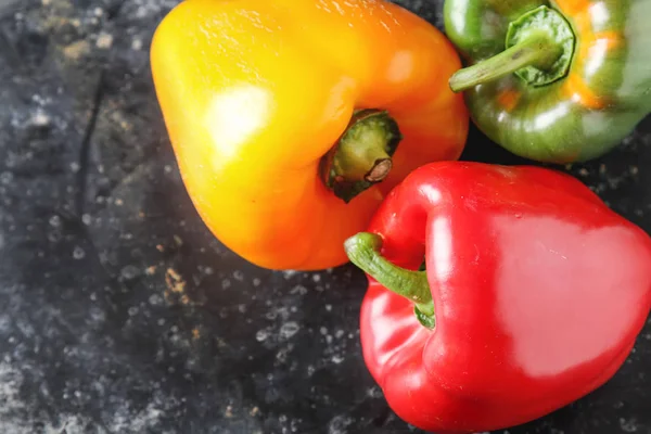 Légumes doux frais Poivrons rouges, jaunes et verts. Foncé backgrou — Photo