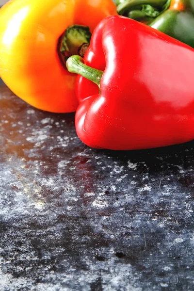 Verduras dulces frescas Pimientos rojos, amarillos y verdes. Fondo oscuro — Foto de Stock