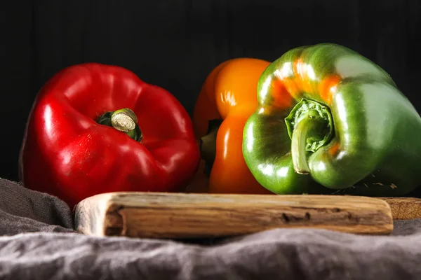 Légumes doux frais Poivrons rouges, jaunes et verts. Foncé backgrou — Photo