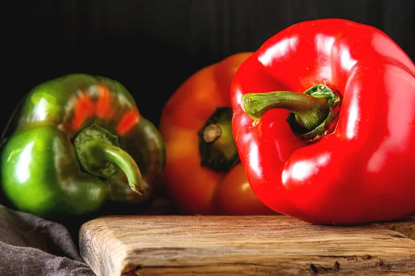 Légumes doux frais Poivrons rouges, jaunes et verts. Foncé backgrou — Photo