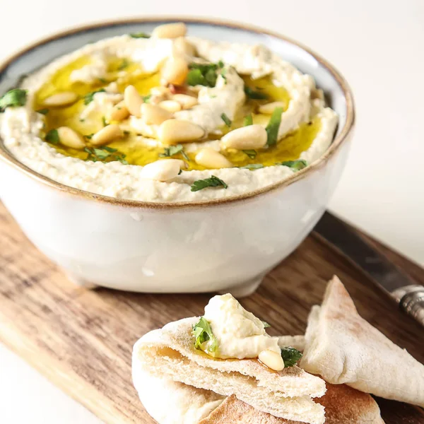 Otlar ile klasik Humus, zeytinyağı bir vintage seramik kase bir