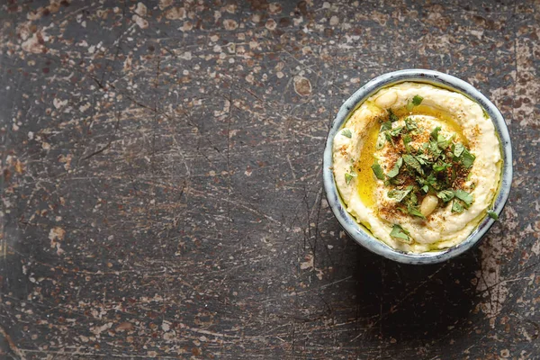 Otlar ile klasik Humus, zeytinyağı bir vintage seramik kase bir