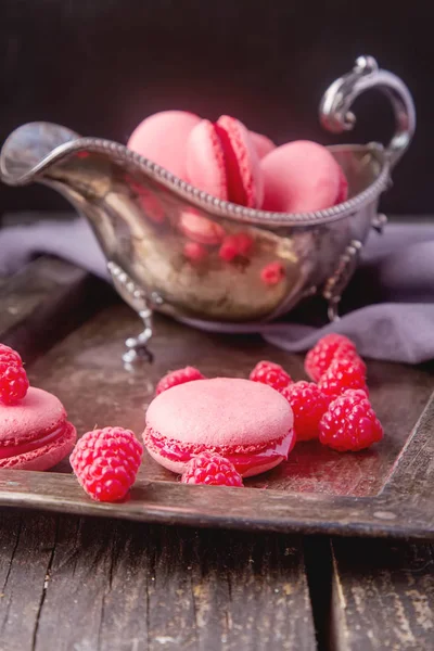 Bonbons traditionnels français. Macaron aux framboises dans un millésime — Photo